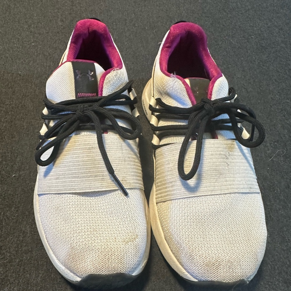 Women’s under Armour tennis shoe